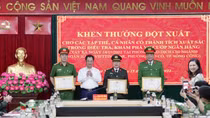 Trao thưởng tặng 3 tập thể, 10 cá nhân khám phá vụ cướp ngân hàng