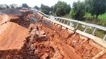Long An: Sạt lở nghiêm trọng đường dẫn cầu Bắc Chiên