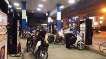 Có tình trạng nhân viên bơm xăng dầu ngồi uống trà, để khách đứng chờ