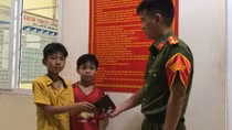 Hai em nhỏ nhặt được ví tiền trả người đánh rơi