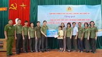 Cục Tổ chức cán bộ tặng quà tại huyện Na Rì