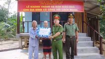 Bàn giao Nhà tình nghĩa cho gia đình có công cách mạng