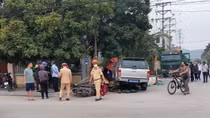 Ô tô lao vào quầy bán hoa quả khiến 2 người tử vong, 1 người bị thương