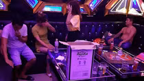 Nhiều nam, nữ vào quán karaoke để phê ma túy