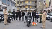 Nghi bạn mình bị bắt nạt, nhóm thanh niên rủ nhau mang chai bia hỗn chiến