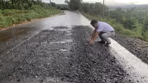 Đường giao thông biên giới cấp bách vừa làm đã hỏng