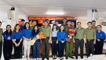 Tuổi trẻ Công an TP Hồ Chí Minh hỗ trợ, hướng dẫn người dân làm hộ chiếu mới