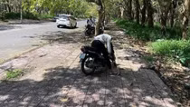 Nam thanh niên tử vong trên xe máy dựng ven đường