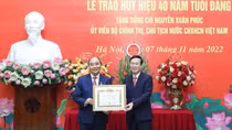 Trao Huy hiệu 40 năm tuổi Đảng tặng Chủ tịch nước Nguyễn Xuân Phúc