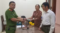 Công an phường tìm giúp túi xách cho vợ chồng đi du lịch bỏ quên