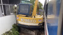 Tàu khách SE8 tông xe đào múc đất nằm sát đường sắt