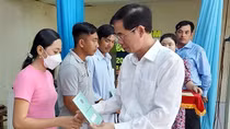 Trao tặng sổ BHXH, thẻ BHYT cho người dân Trà Vinh, Sóc Trăng