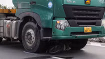 Xe máy lọt vào gầm container, một người tử vong