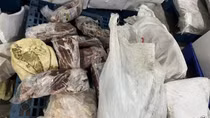Sốc với 25 tấn gà, bò, nội tạng bốc mùi chuẩn bị “biến hình” vào mâm cỗ nhà hàng