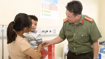 Bé trai bị nhốt trong tủ cấp đông tươi tắn nhận quà từ Giám đốc Công an Hà Nam