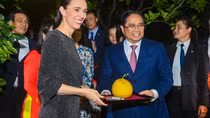 Thủ tướng Jacinda Ardern thưởng thức bưởi Diễn, thăm Nhà sàn Bác Hồ cùng Thủ tướng Phạm Minh Chính