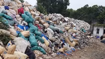 Gần 1 nghìn tấn rác thải công nghiệp tập kết trái phép ven đê