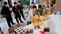 Phát hiện một hộ nghi sản xuất nhớt giả tại An Giang