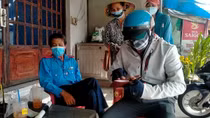 CSGT trao trả hơn 20 triệu đồng cho người đánh rơi trên QL1A