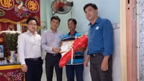 Khen thưởng ngư phủ liên tiếp cứu hai người tự tử
