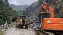 Sạt lở gây ách tắc giao thông trên Quốc lộ 32