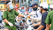 Màu đỏ vai áo và màu đỏ trái tim!