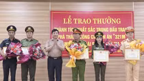 Trao thưởng cho lực lượng bắt giữ gần 4.000 viên ma tuý và 2 khẩu súng