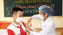 Gần 200 học sinh lớp 6 đầu tiên tiêm vaccine phòng COVID-19