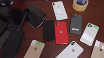 Tạm giữ hàng trăm chiếc điện thoại iPhone đã qua sử dụng
