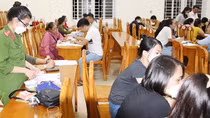 Gần 300 Cảnh sát vây bắt 100 con bạc khát nước