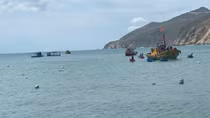 Tàu cá bị chìm ở Bình Định, 4 ngư dân được cứu sống