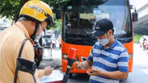 Bị CSGT xử phạt, tài xế than do khách tự trèo lên xe