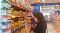 Nguồn hàng Tết dồi dào, lo sức mua yếu