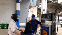 Xăng E5RON92 tăng 882 đồng/lít