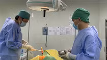 Lên bàn mổ với con dao đâm xuyên cột sống