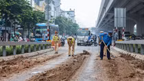 CSGT dọn dẹp đoạn đường dài dính bùn đất