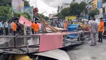 Cổng chào 5m đổ sập, một người đi xe máy thoát chết
