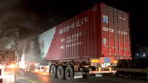 Xe container đang lưu thông trên cao tốc Hà Nội - Lào Cai bỗng nhiên bốc cháy