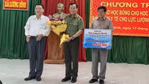 Đoàn đại biểu Quốc hội tỉnh Long An trao học bổng cho học sinh