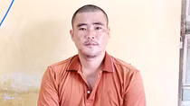 Nhậu say đập phá đồ đạc, đánh chủ quán, ném Thượng uý Công an bị thương
