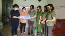Hội Phụ nữ Cục Truyền thông CAND trao quà “Mẹ đỡ đầu” cho trẻ mồ côi
