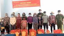 Kết hợp tuyên truyền pháp luật và tặng quà Tết cho người dân khó khăn