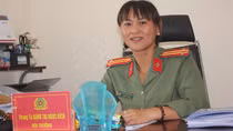 Nữ Trung tá với nghề "soi chữ hồ sơ"