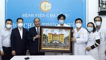 Chủ tịch nước Nguyễn Xuân Phúc thăm, động viên lực lượng y tế tại Đà Nẵng
