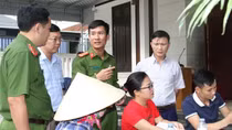 Đến tận nhà hướng dẫn người dân cài đặt định danh điện tử