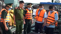 Bắt gần 500 tấn dầu không rõ nguồn gốc khu vực sông Sài Gòn