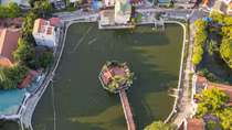 Hồ bơi miễn phí từ cải tạo ao làng bị ô nhiễm