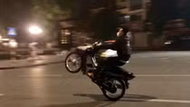 Xử lý nghiêm các đối tượng "bốc đầu" xe môtô