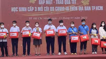 Tặng quà Tết và lì xì cho các em học sinh mồ côi do COVID-19
