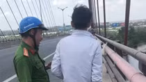 Người dân gửi thư cảm ơn Công an xã cứu người định lao xuống sông Hồng tự tử